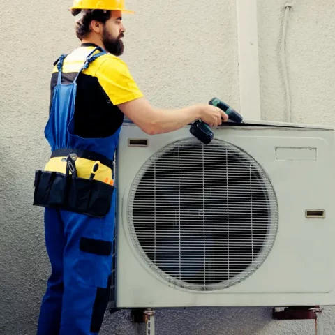Técnico instalando aires acondicionados